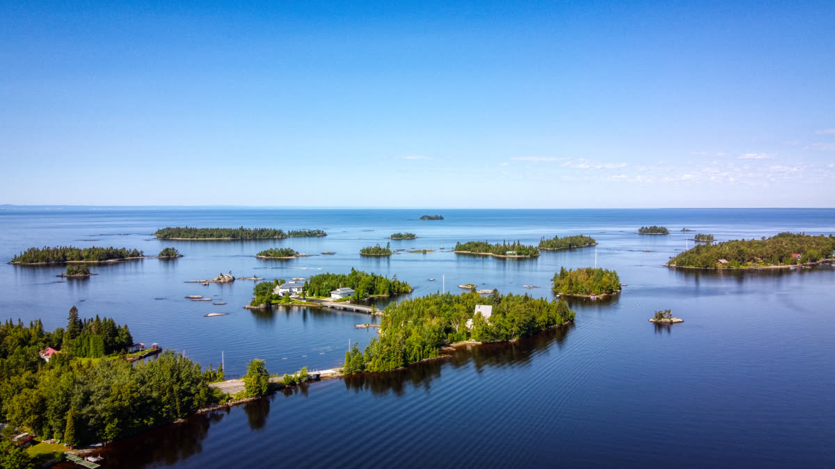 La baie Moïse, au Lac-Saint-Jean : une baie calme parsemée de petits îlots boisés