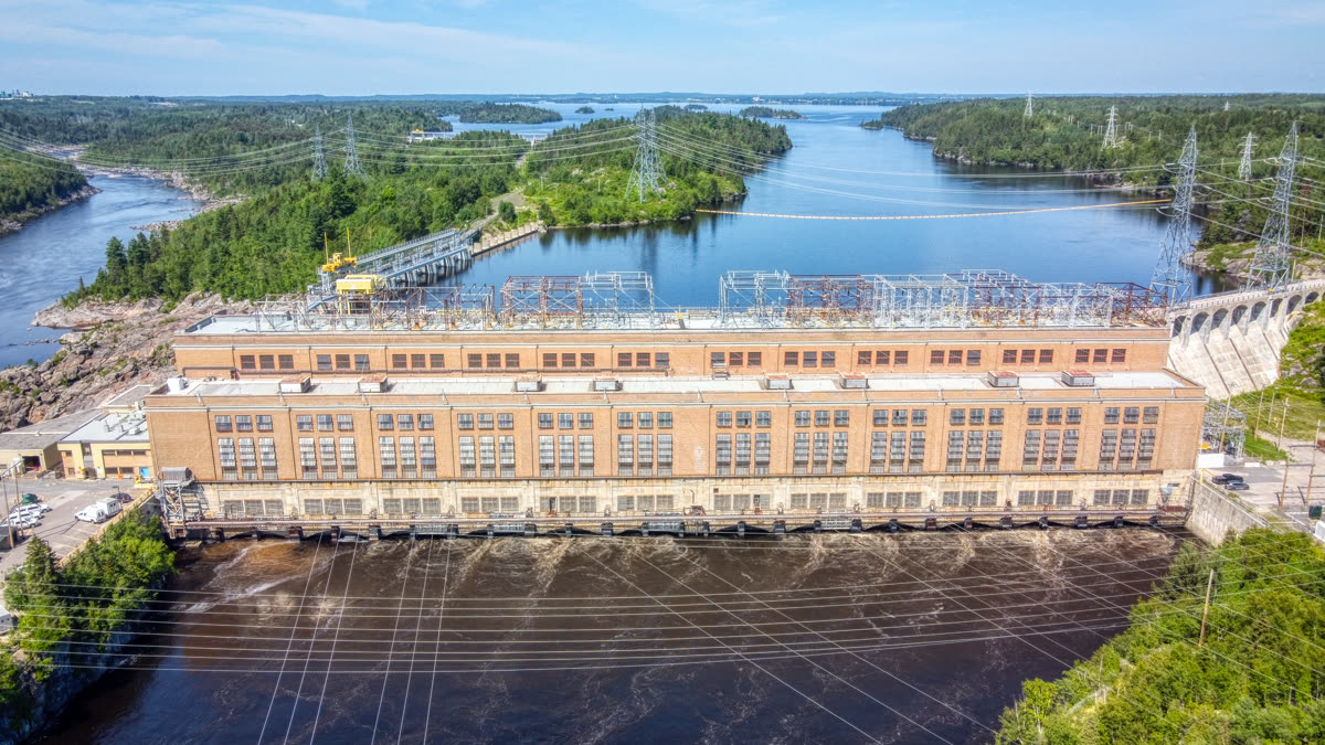 La façade de la centrale d'Isle-Maligne et le plan d'eau qui l'entoure