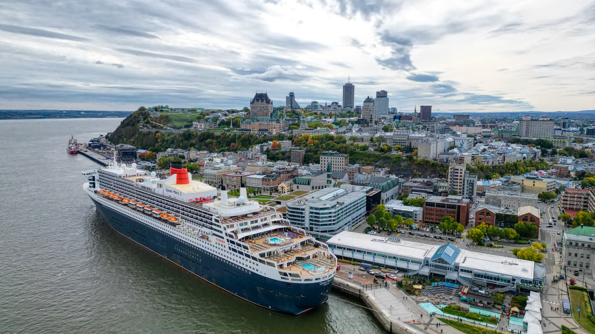 Le paquebot Queen Mary 2 à quai devant Québec, la ville et le fleuve en arrière-plan