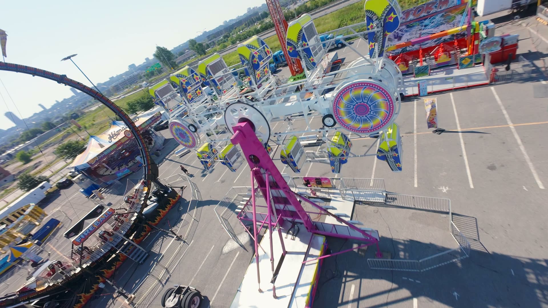 Vue aérienne rapprochée des manèges d'une foire, tôt le matin