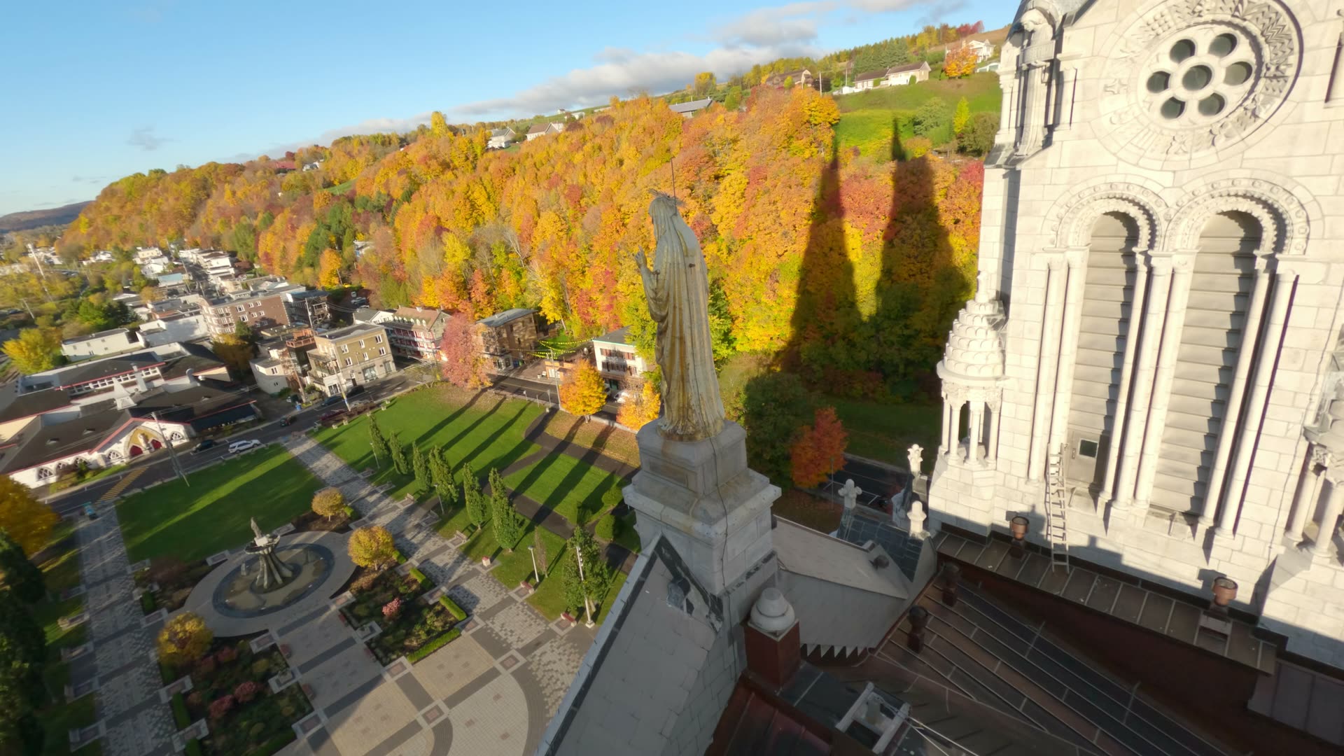 Vue aérienne de la basilique Sainte-Anne-de-Beaupré aux couleurs d'automne